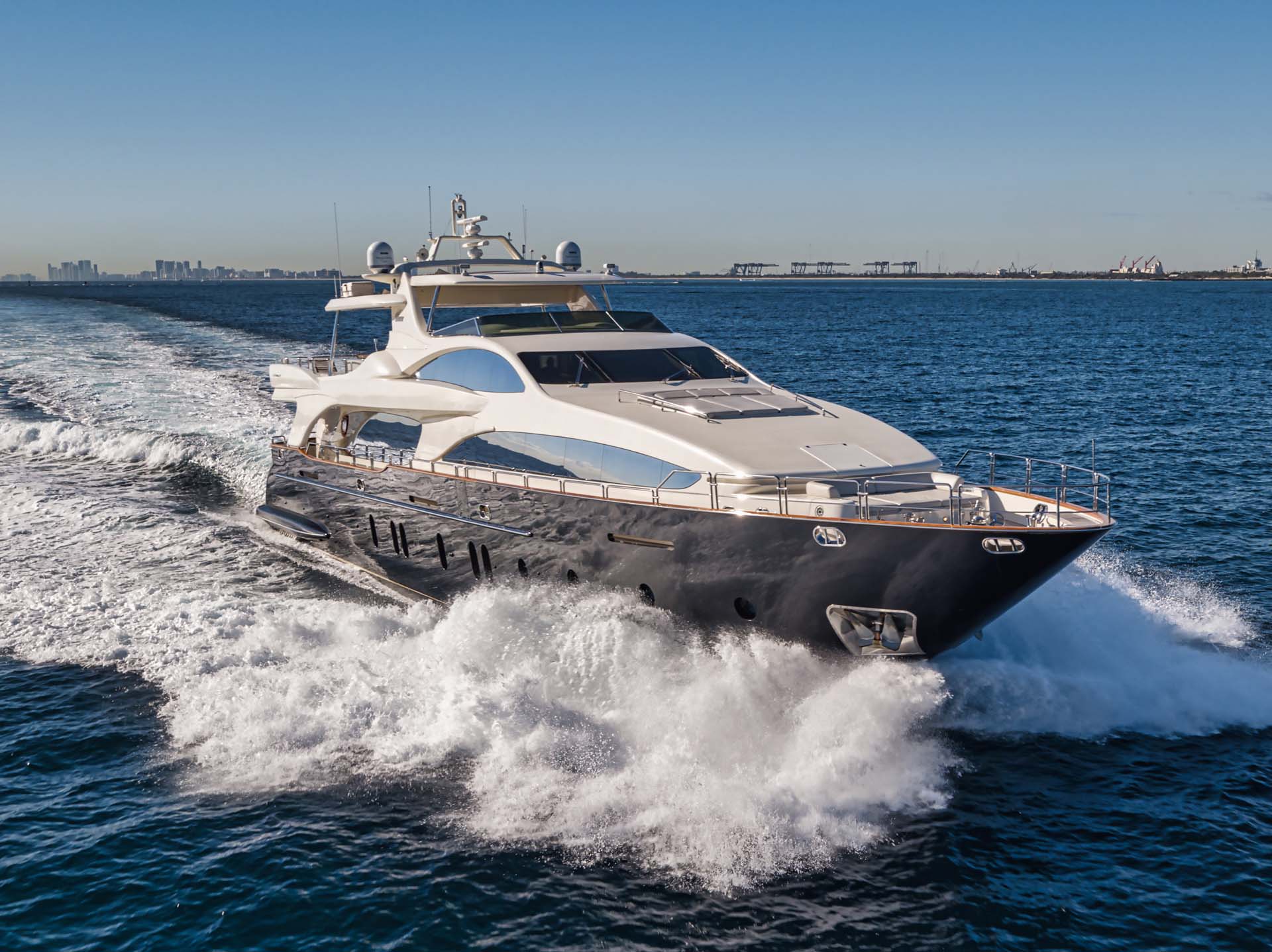 Vivere, a 116-foot Azimut motor yacht underway